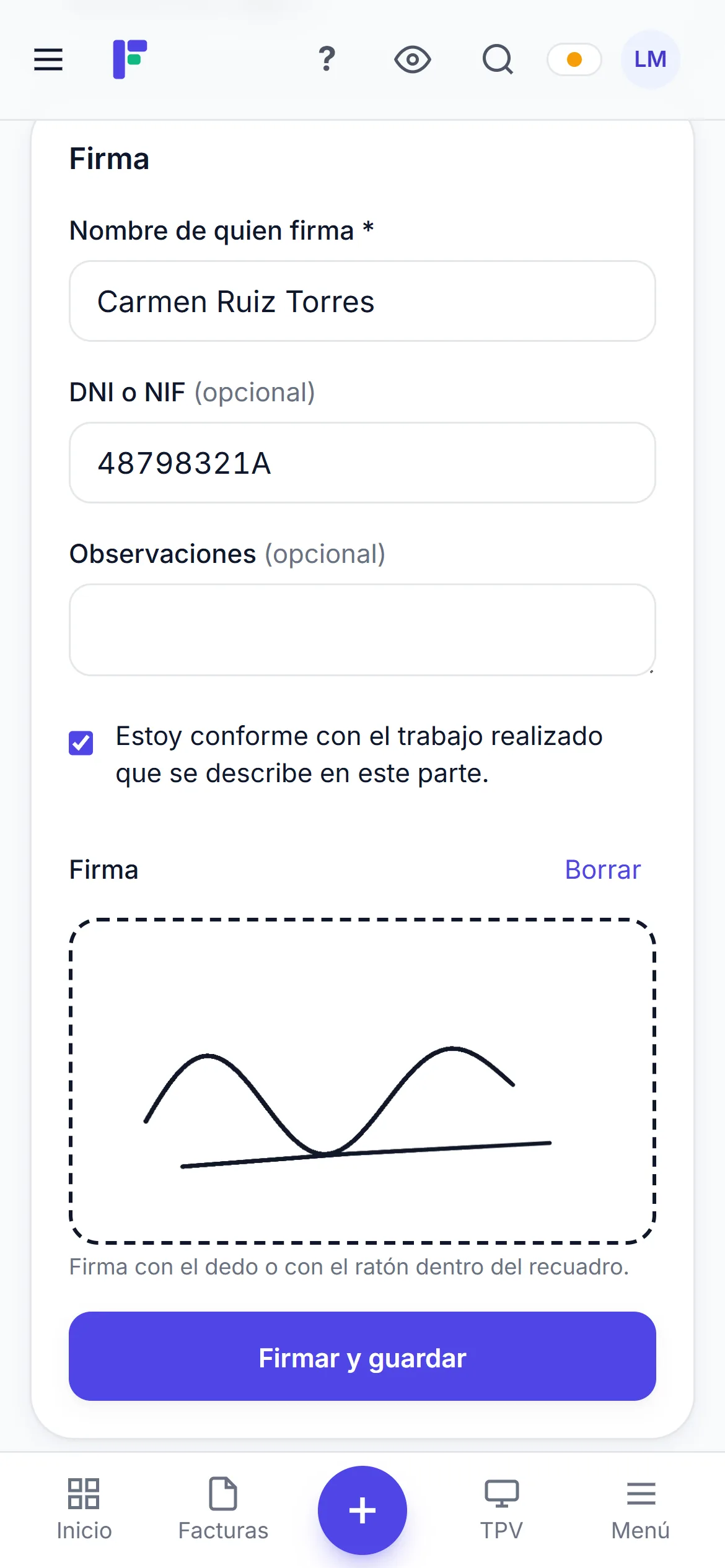 El cliente firma con el dedo la conformidad del parte de trabajo en el móvil