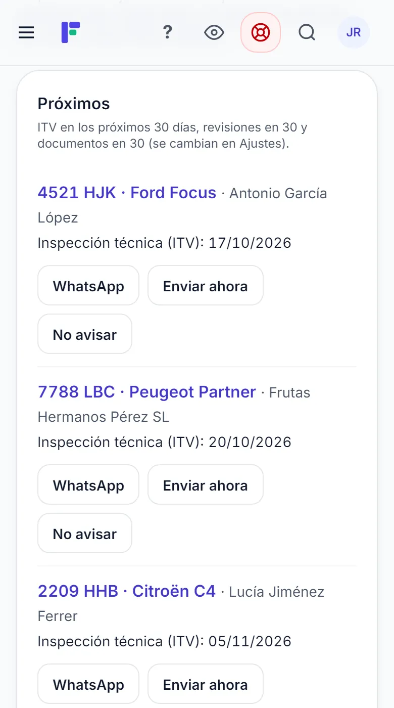 Pantalla de avisos: vehículos con la ITV próxima y botones de WhatsApp y Enviar ahora