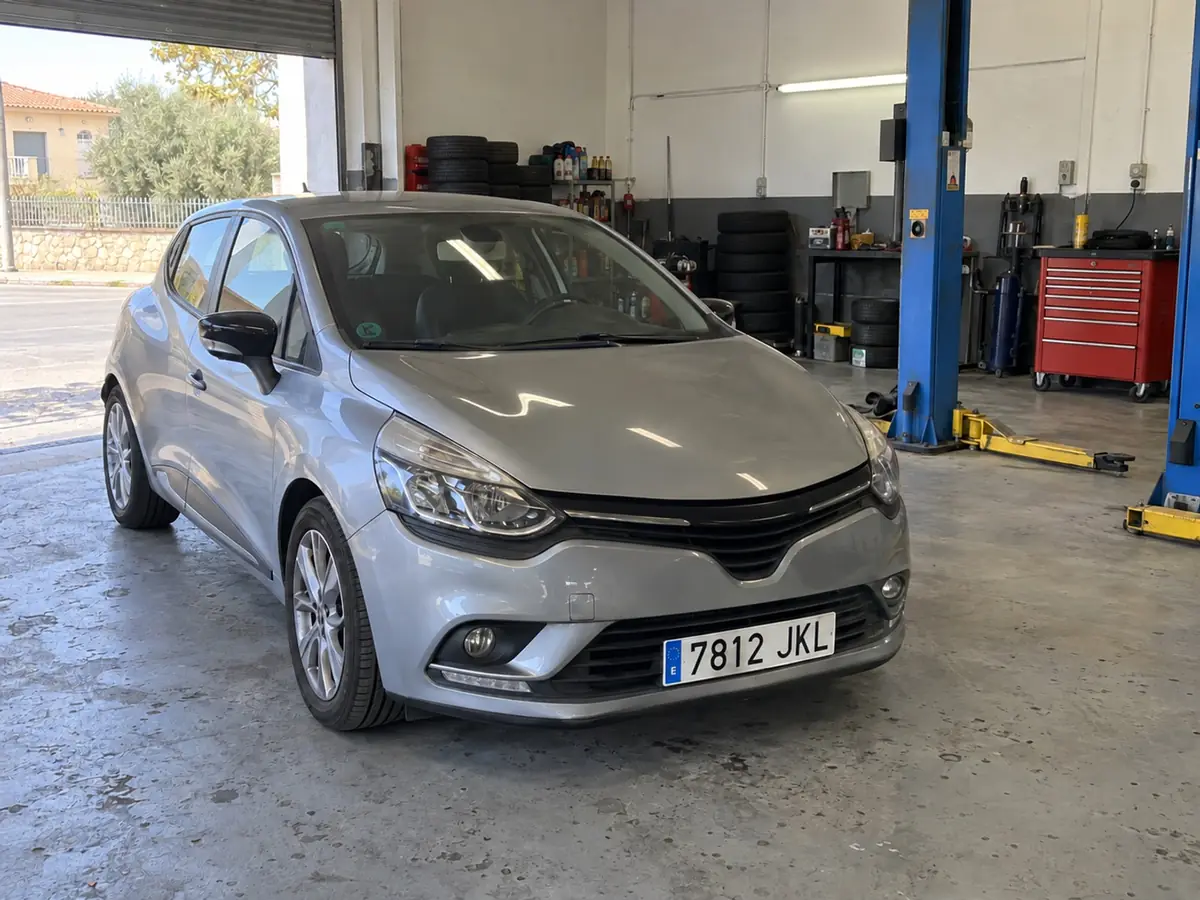 Renault Clio gris con matrícula 7812 JKL entrando en un taller